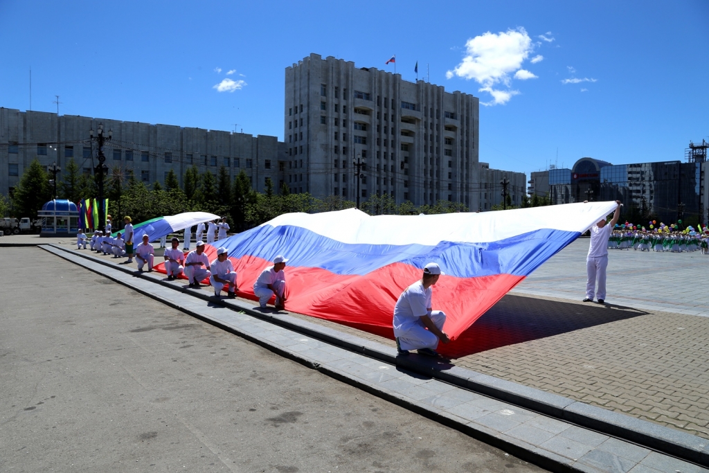 Мальвины, велосипедисты и чирлидерши вышли поздравить город с Днем рождения