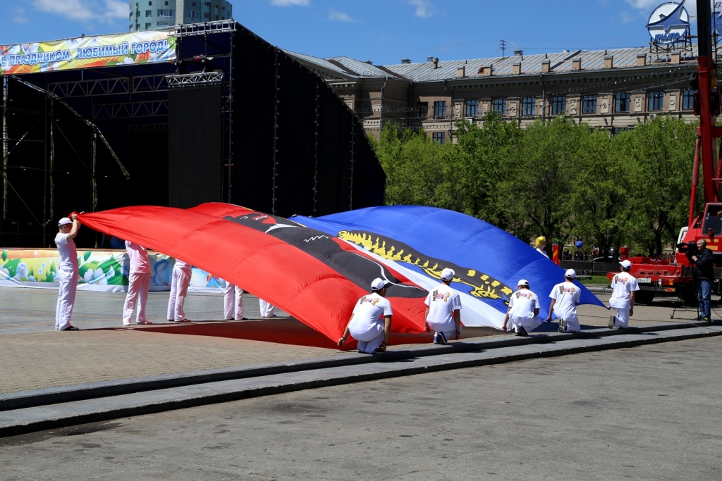 Мальвины, велосипедисты и чирлидерши вышли поздравить город с Днем рождения