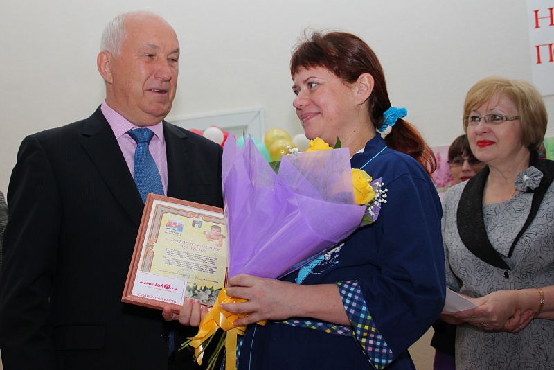 Подарки из рук мэра Хабаровска получили мамы новорожденных малышей