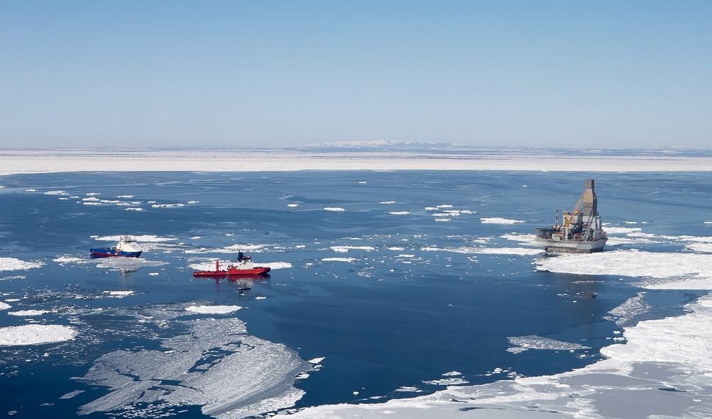 Ледовая обстановка карского моря. Роснефть Карское море. Сахалин это Арктика. Континентальный шельф Арктики. Шельфа Охотского моря в Арктике.