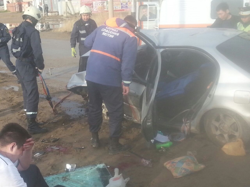 Пьяный водитель на скорости врезался в столб в Якутске