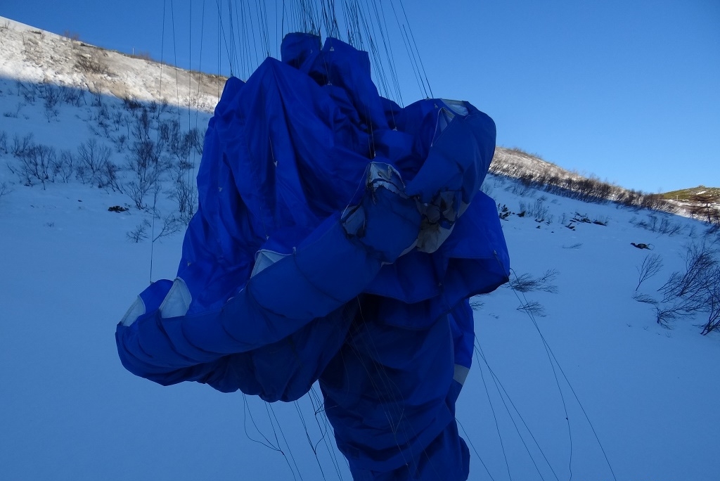 Магаданский спортсмен-парашютист едва не приземлился на высоковольтную линию