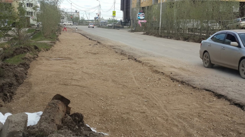 Дорожники начали расширять дорогу на улице Ярославского в Якутске