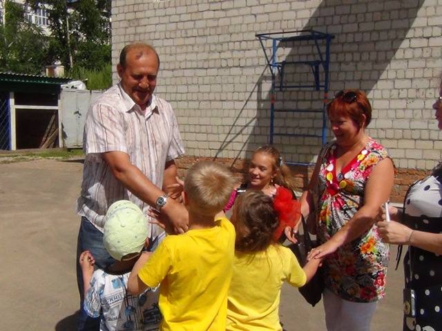 Спасатели ЕАО поделились профессиональными секретами с маленькими биробиджанцами