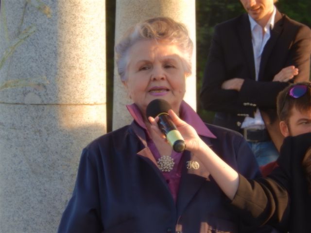 Стихи читает поэтесса Юлия Сергеевич