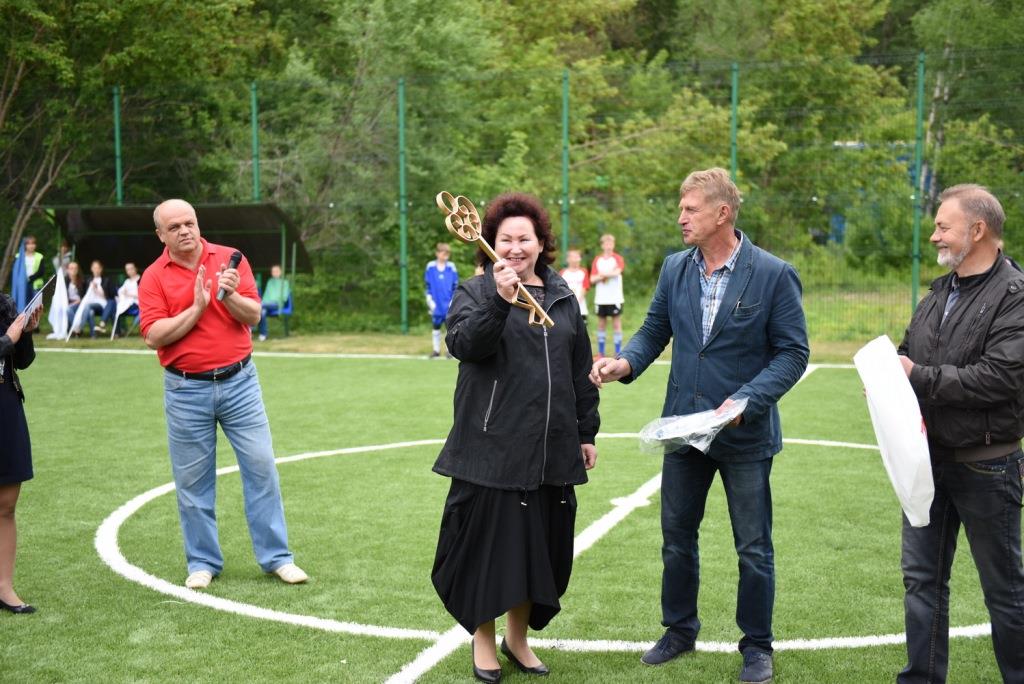 Открытие стадиона в Кавалерово: передача символического ключа от стадиона 