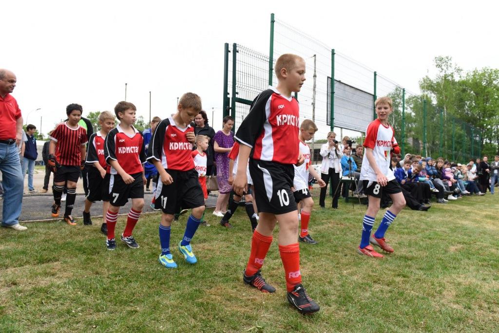 Открытие стадиона в Кавалерово: на поле выходят юные 
