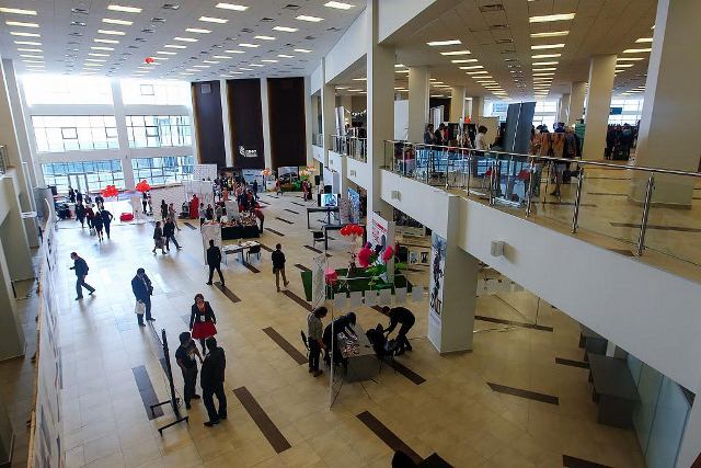 В холле собираются участники