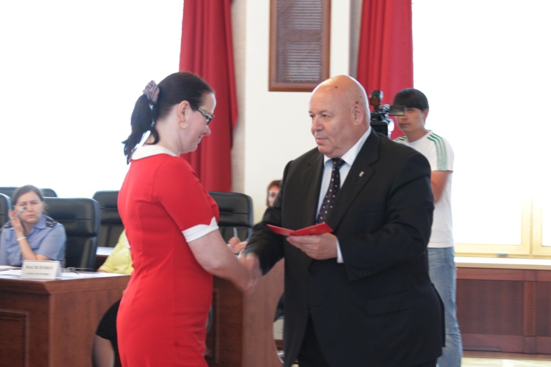 Удостоверение мирового судьи получает Светлана Умникова