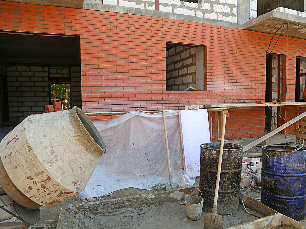 Облицовка первого этажа кирпичом