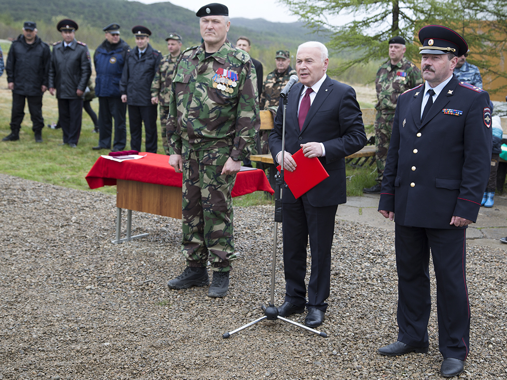 Личный состав поздравил губернатор Магаданской области Владимир Печеный