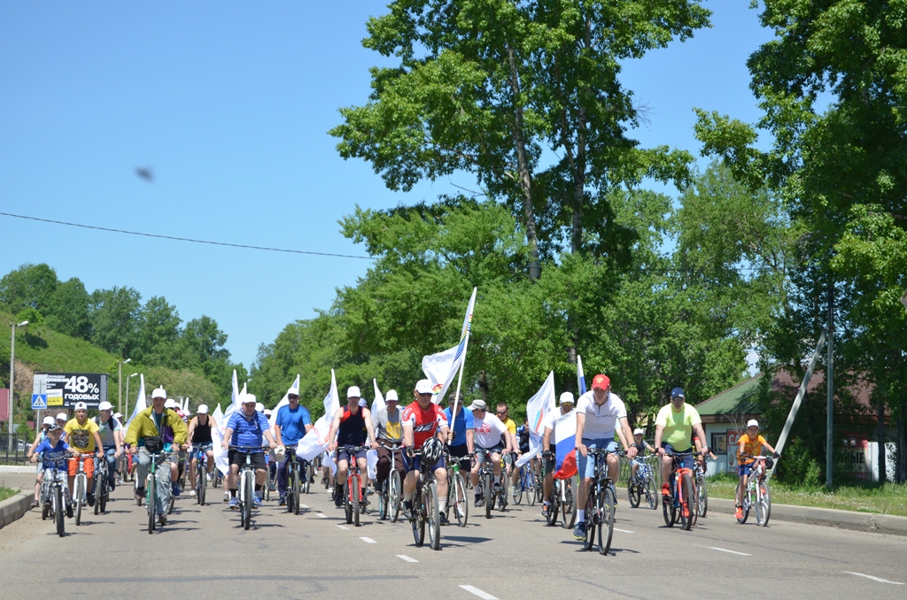 Велопарадом встретили День России жители Биробиджана