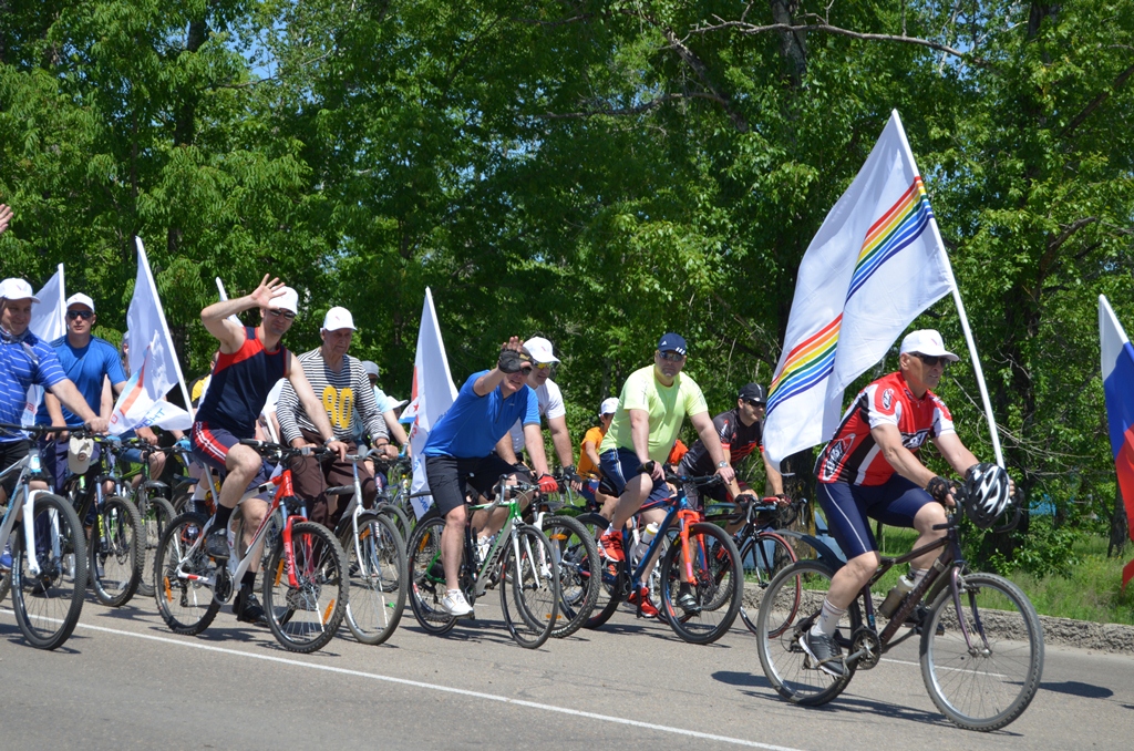 Велопарадом встретили День России жители Биробиджана