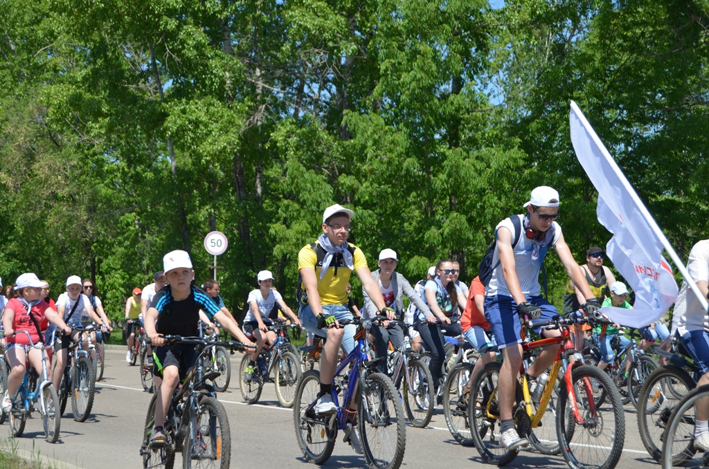 Велопарадом встретили День России жители Биробиджана