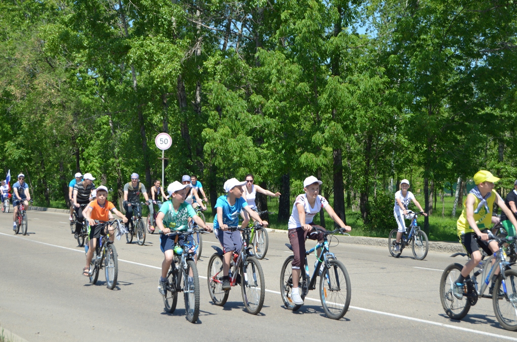 Велопарадом встретили День России жители Биробиджана