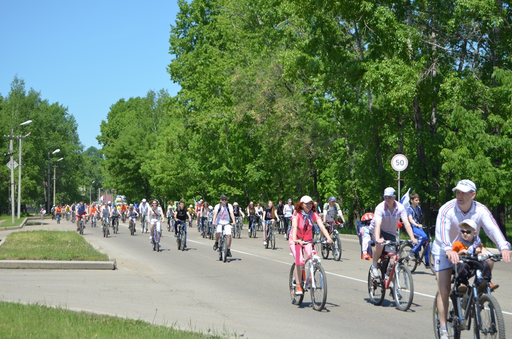 Велопарадом встретили День России жители Биробиджана