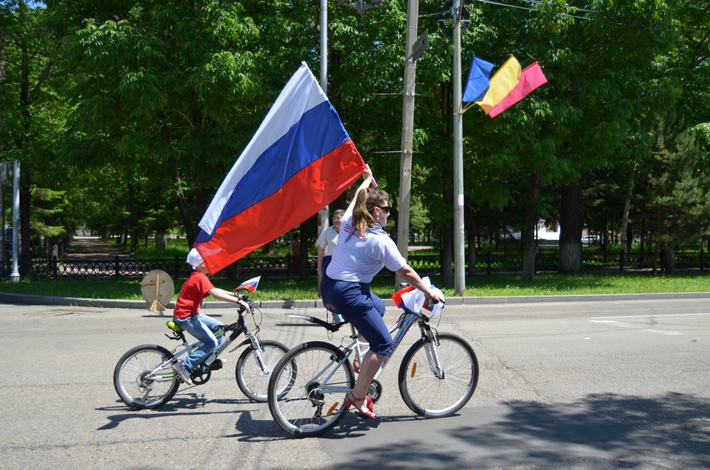 Велопарадом встретили День России жители Биробиджана