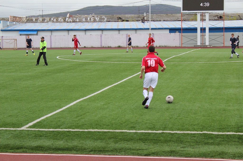 Команду в красной форме "Ветеран" представляют старослужащие магаданского футбола, самые опытные игроки в городе