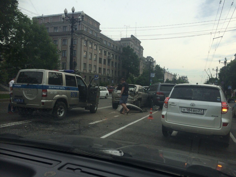 "Бутерброд" из машин затруднил движение в самом центре Хабаровска