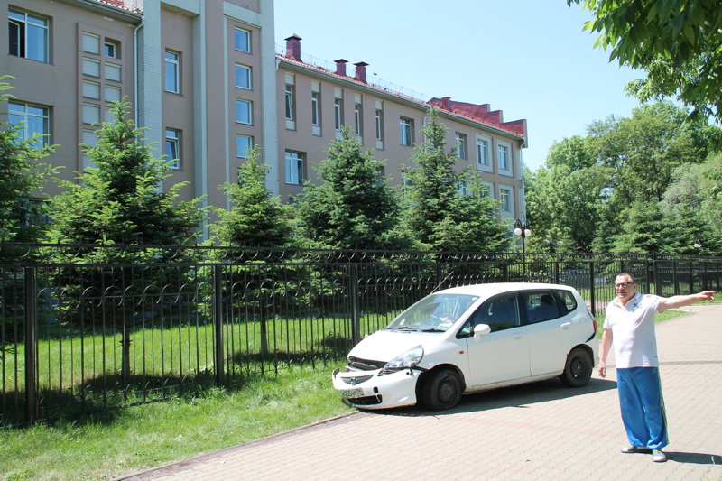 Автомобиль вылетел на тротуар возле Биробиджанского районного суда