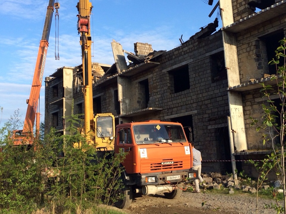 Для расчистки завалов на месте работают два крана