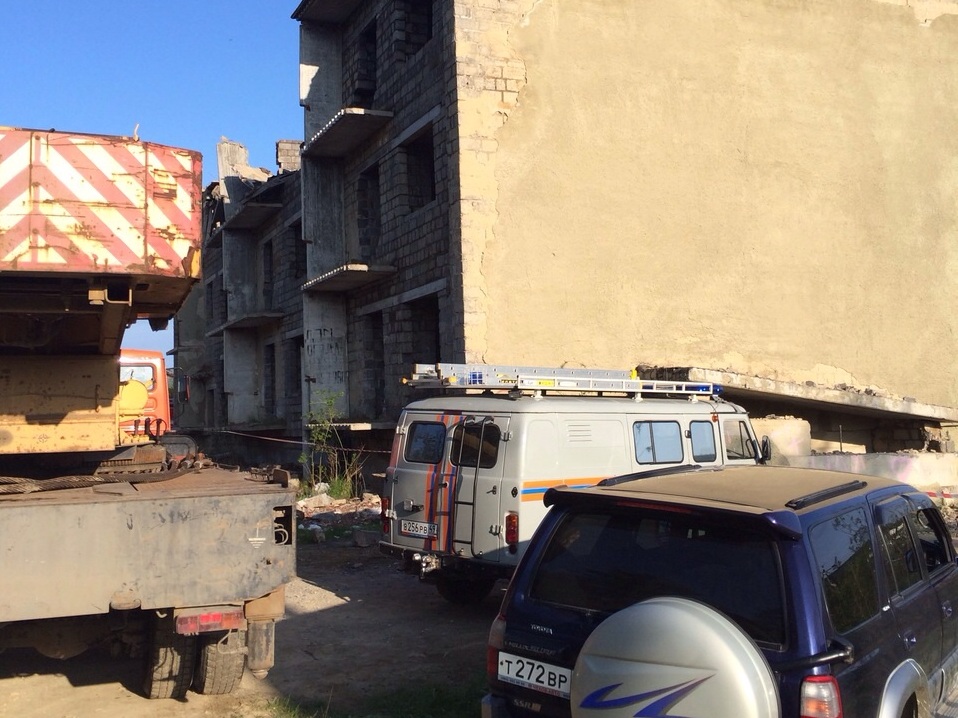 На месте обрушения работают спасатели и сотрудники скорой медицинской помощи