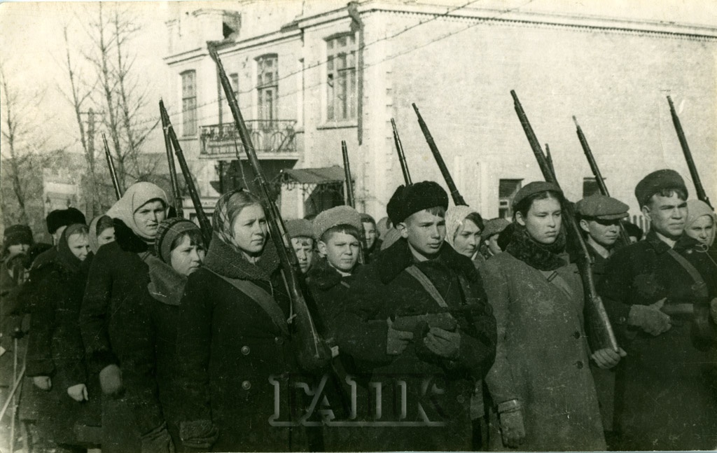 Школьники Владивостока на строевых занятиях. 1943 год. Из фотофонда Государственного архива Приморского края