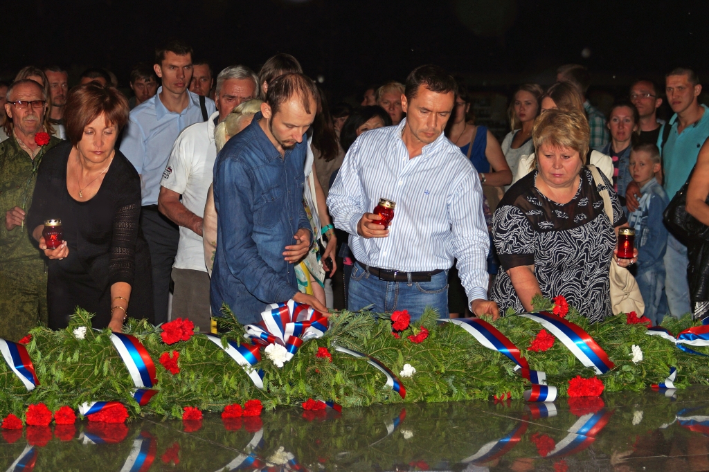 Возложение цветов в рамках акции "Свеча памяти"