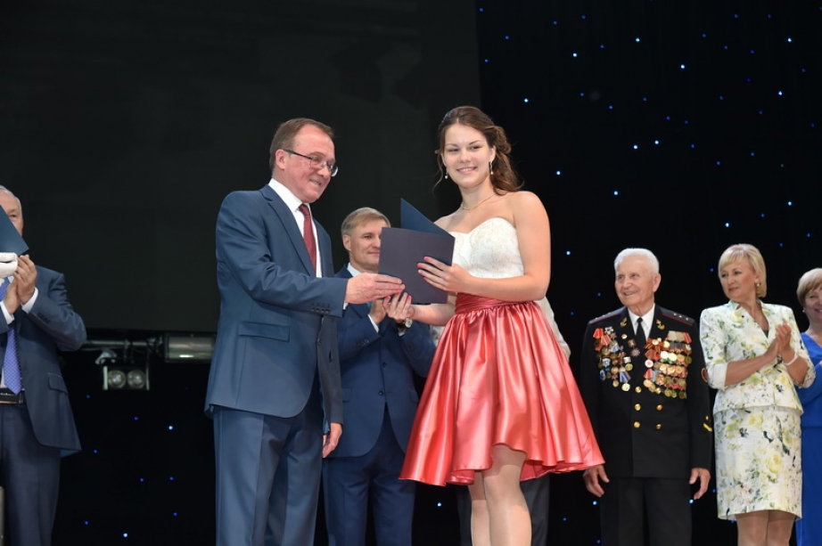 Выпускников Хабаровска проводили во взрослую жизнь