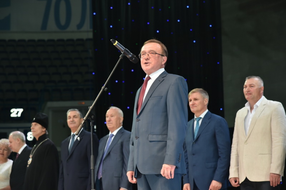 Выпускников Хабаровска проводили во взрослую жизнь