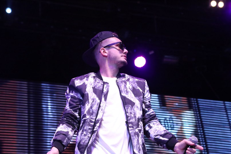 Популярная группа 5Sta Family устроила для хабаровских выпускников незабываемое шоу