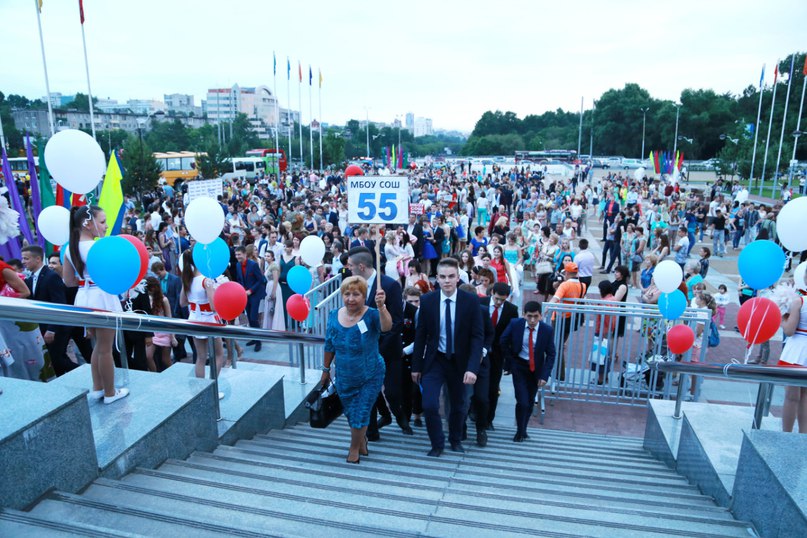 Популярная группа 5Sta Family устроила для хабаровских выпускников незабываемое шоу