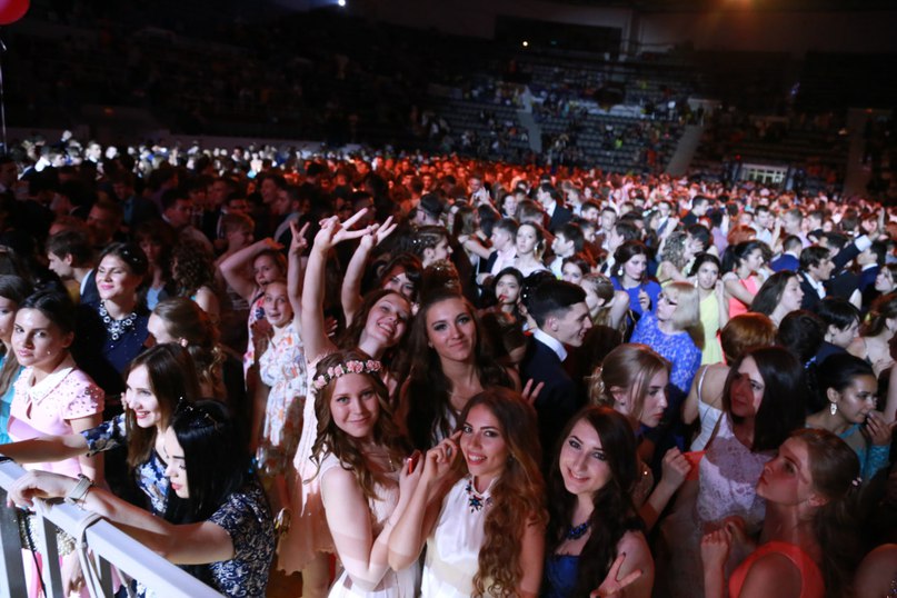 Популярная группа 5Sta Family устроила для хабаровских выпускников незабываемое шоу