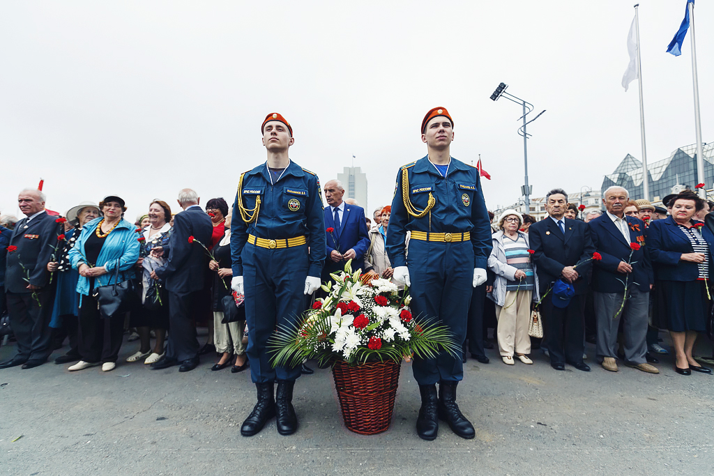 Возложение цветов к стеле "Владивосток – город воинской славы"