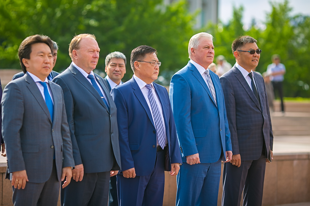 Золотые медали вручили сегодня выпускникам городских школ на главной площади Улан-Удэ