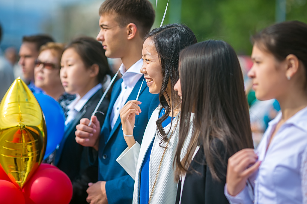 Золотые медали вручили сегодня выпускникам городских школ на главной площади Улан-Удэ