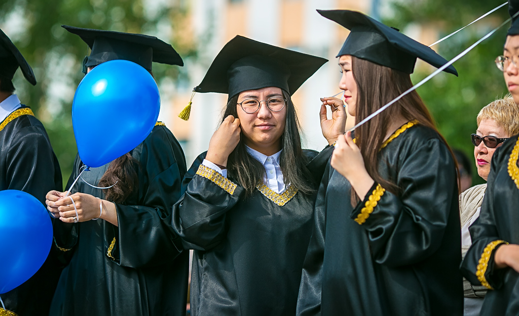 Золотые медали вручили сегодня выпускникам городских школ на главной площади Улан-Удэ