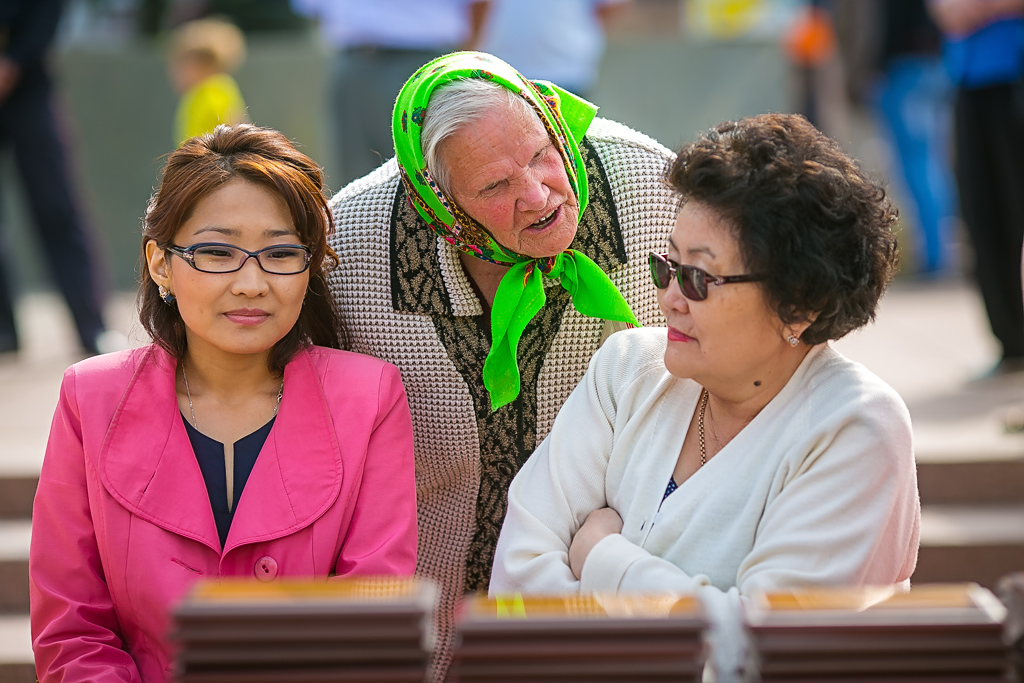 Золотые медали вручили сегодня выпускникам городских школ на главной площади Улан-Удэ