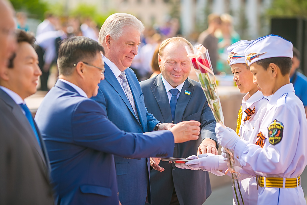 Золотые медали вручили сегодня выпускникам городских школ на главной площади Улан-Удэ