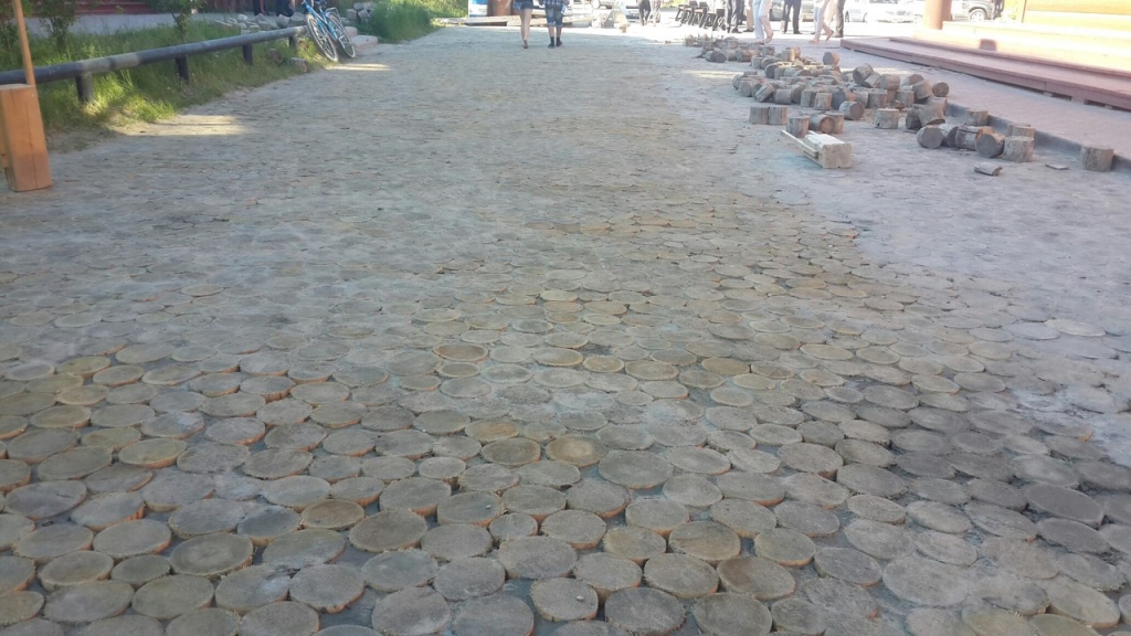 Чурочную мостовую в "Старом городе" Якутска меняют на новые чурки