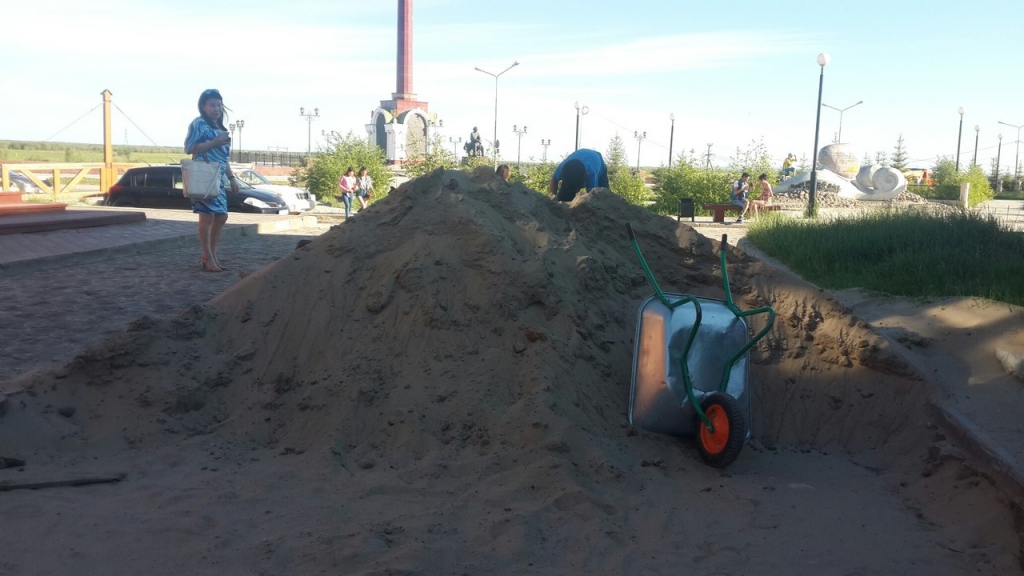 Чурочную мостовую в "Старом городе" Якутска меняют на новые чурки