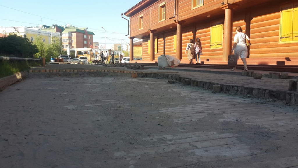 Чурочную мостовую в "Старом городе" Якутска меняют на новые чурки