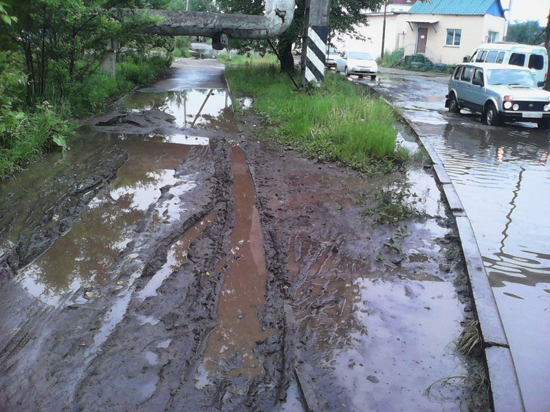 Дорога по ул. Текстильной в Биробиджане превратилась в "озеро разбитых машин"