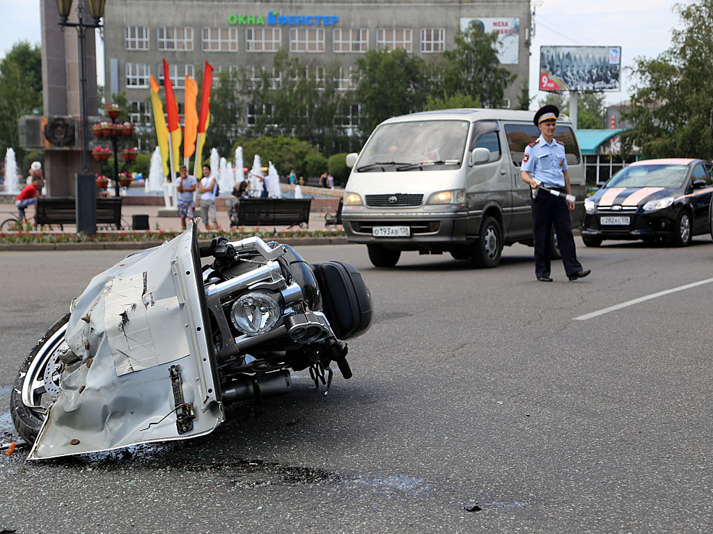 Автоледи и мотоциклист не поделили дорогу в районе 