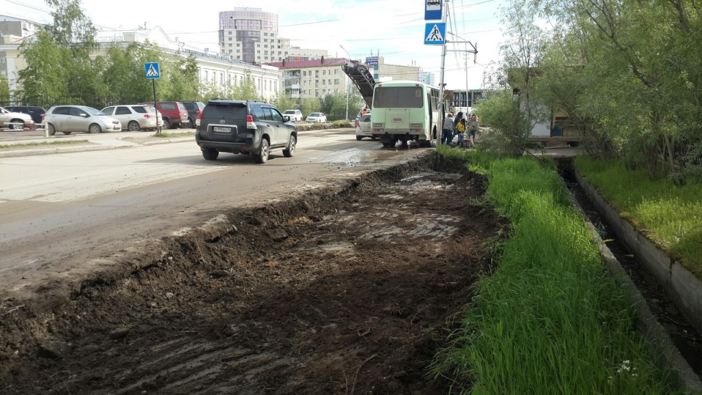 Участок дороги перекрыли на улице Ярославского в Якутске