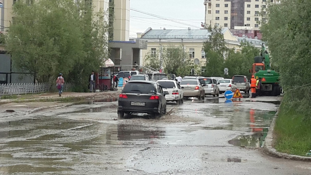 Участок дороги перекрыли на улице Ярославского в Якутске