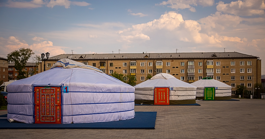 Экспозиция под открытым небом возле ФСК, 25 июня 2015 года