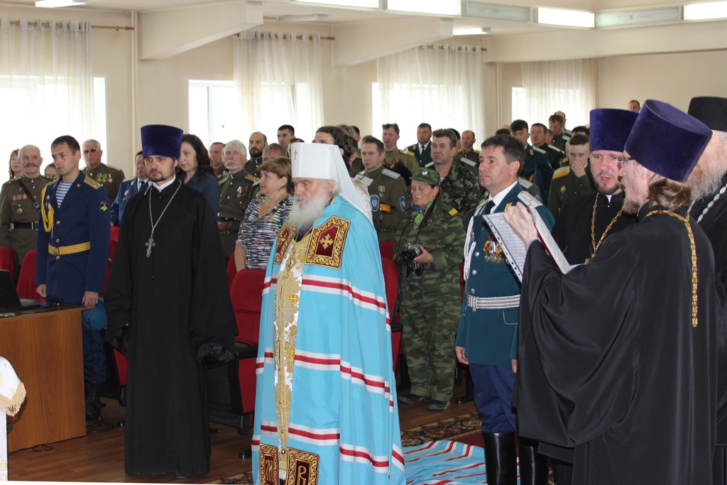 Митрополит Приморский и Владивостокский Вениамин читает молитву