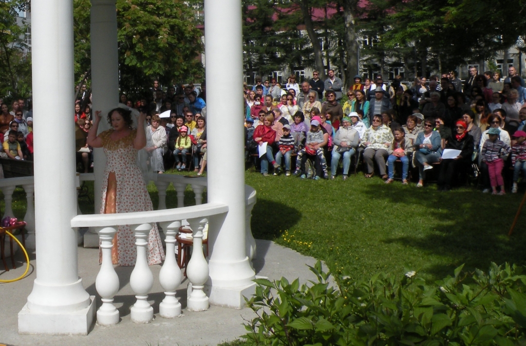 Спектакль в Театральном сквере