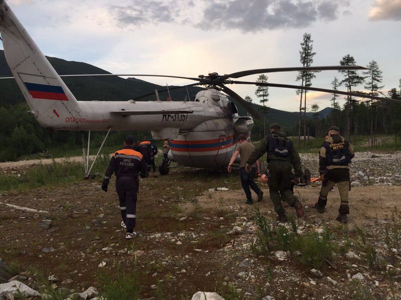 Пострадавших при падении вахтового "Урала" в Якутии доставили в город Нерюнгри